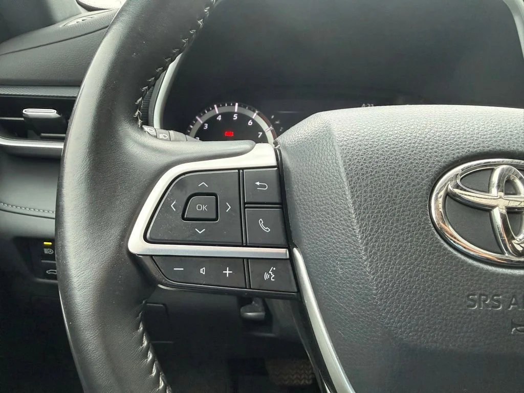 Used 2023  Toyota L image 18