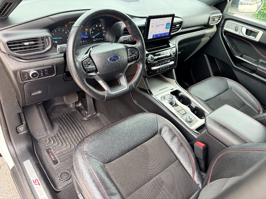 Used 2023 Star White Metallic Tri-Coat Ford ST-Line image 11