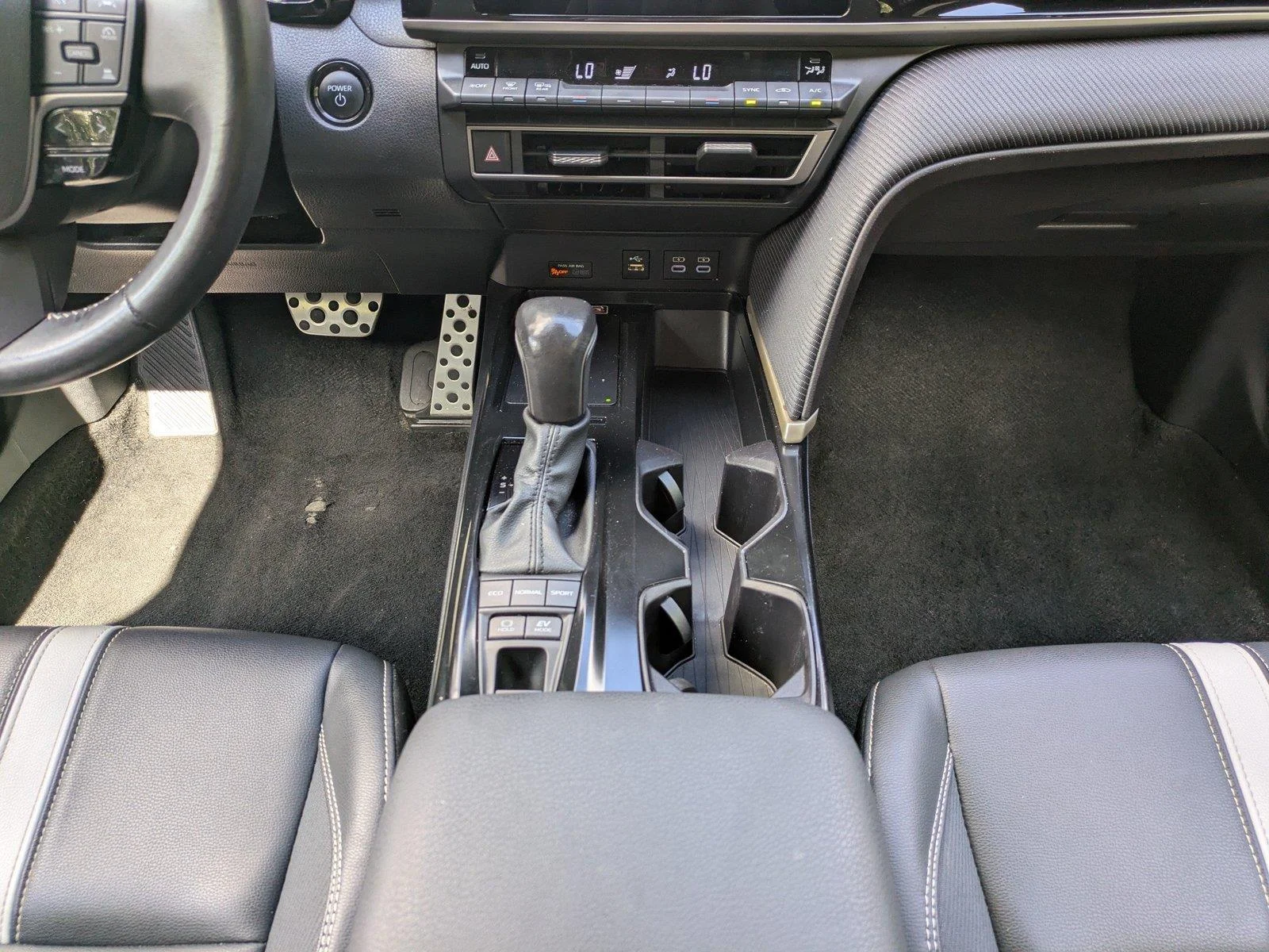 Certified Used 2025  Toyota SE image 18