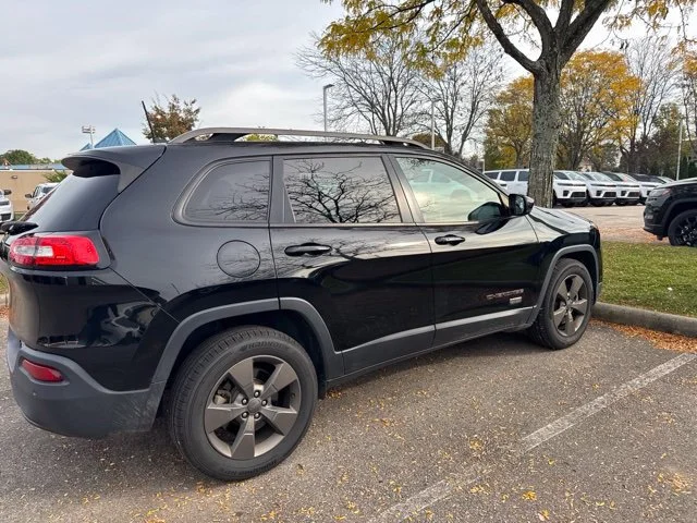 Used 2017 Diamond Black Crystal Pearlcoat Jeep Latitude image 4