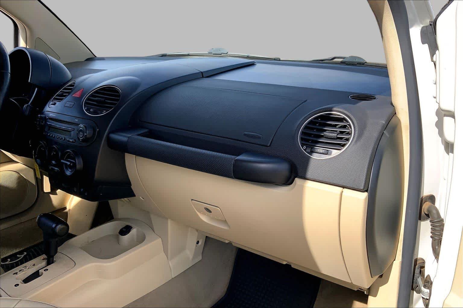 Used 2010 Candy White Volkswagen  image 17