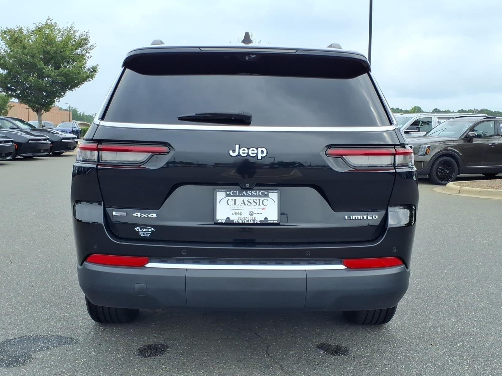 Used 2021 Diamond Black Crystal Pearlcoat Jeep Limited image 17