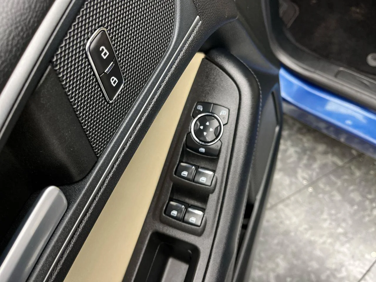 Used 2023 Blue Ford SE image 6