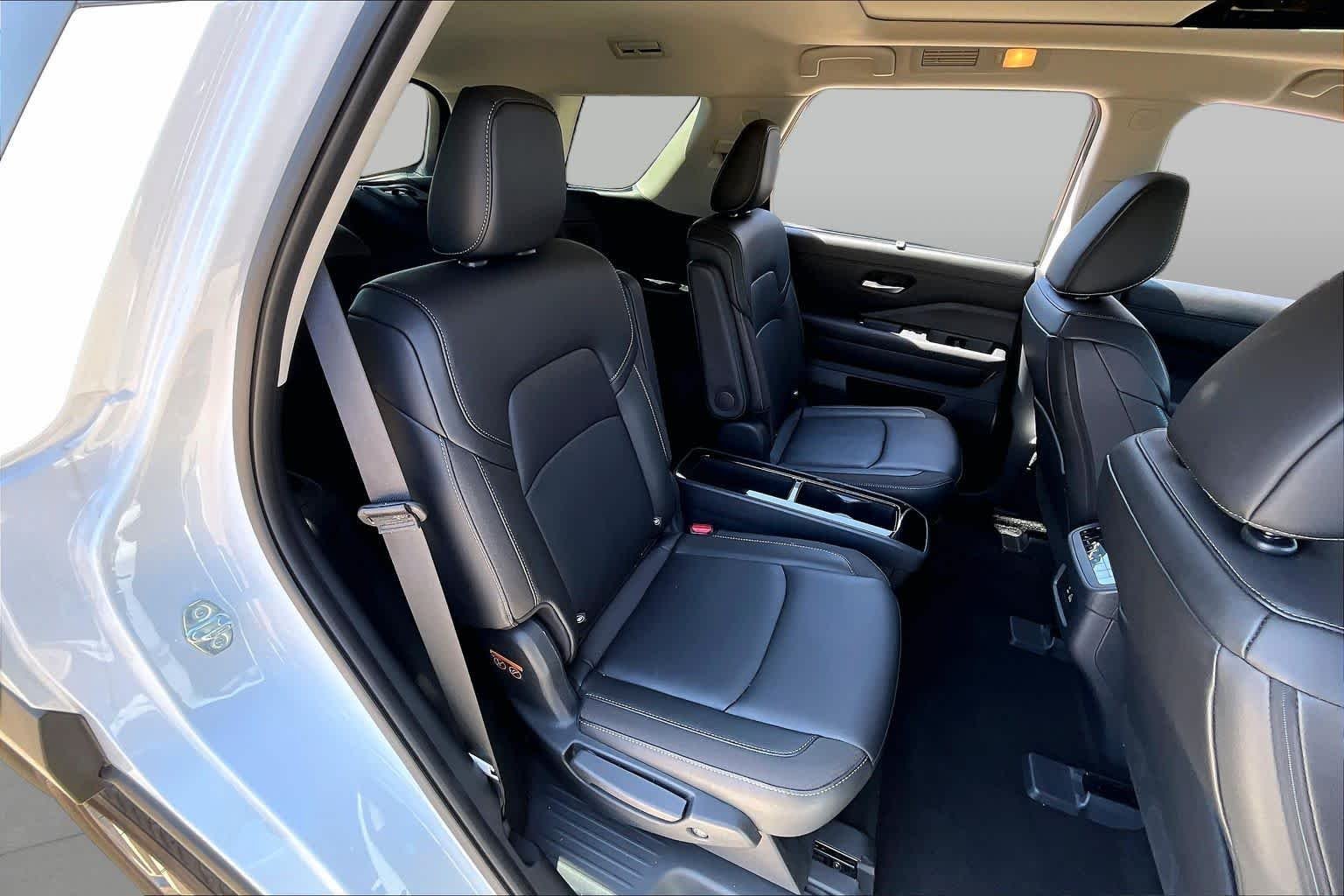 Used 2025 Everest White Pearl Tricoat Nissan SL image 19