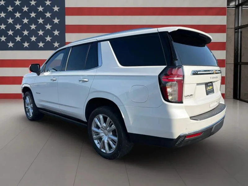 Used 2022 White Chevrolet Premier Sport Utility 4D image 4