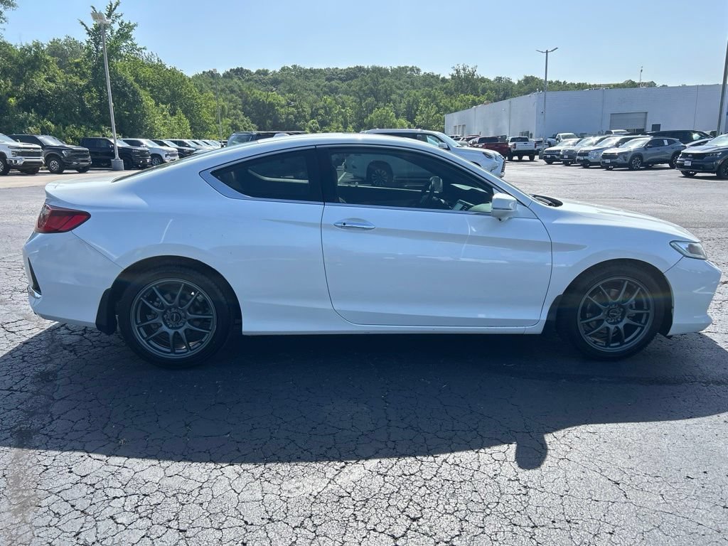 Used 2017 White Honda EX-L image 4