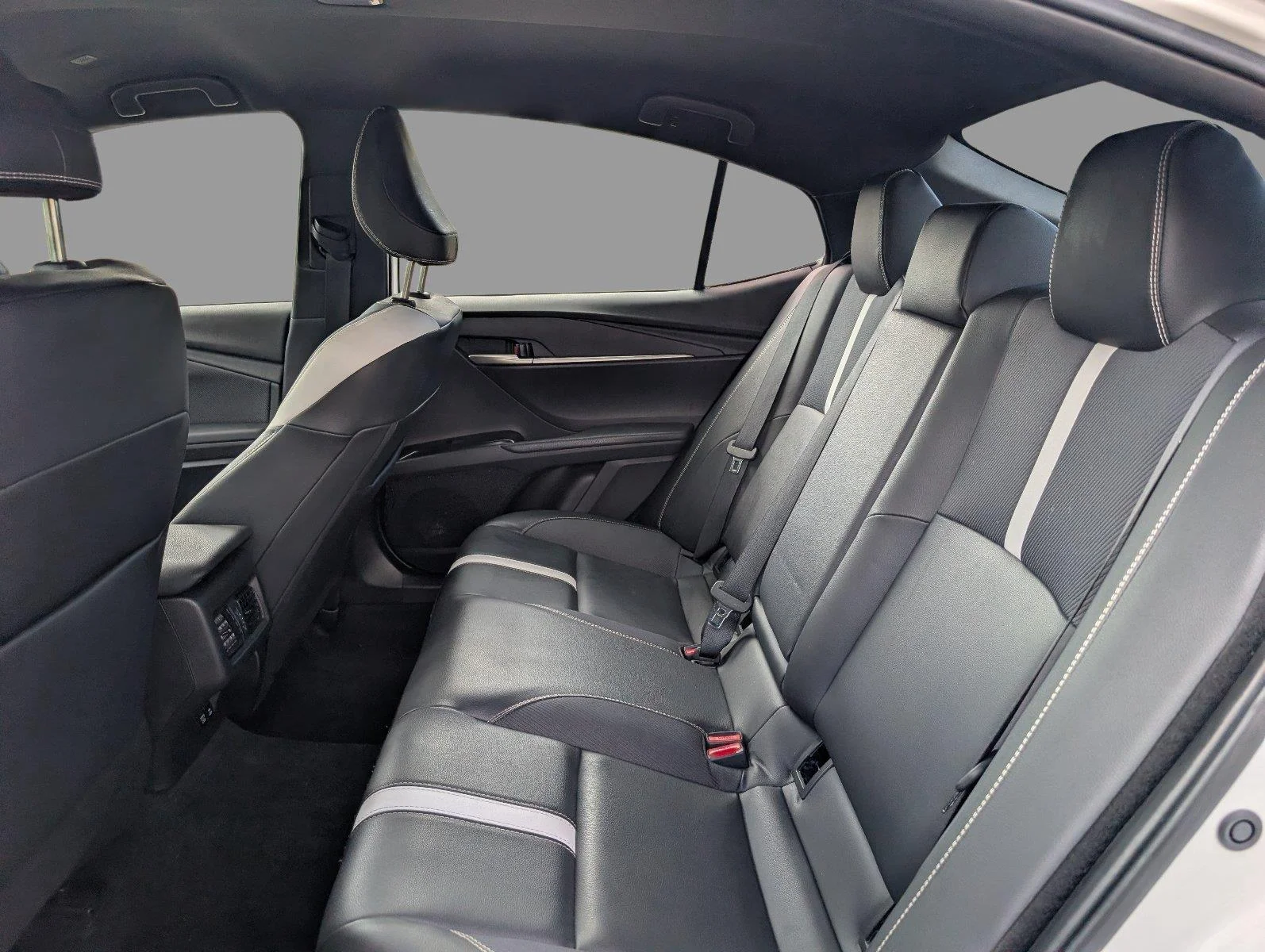 Used 2025 Ice Cap Toyota SE image 35