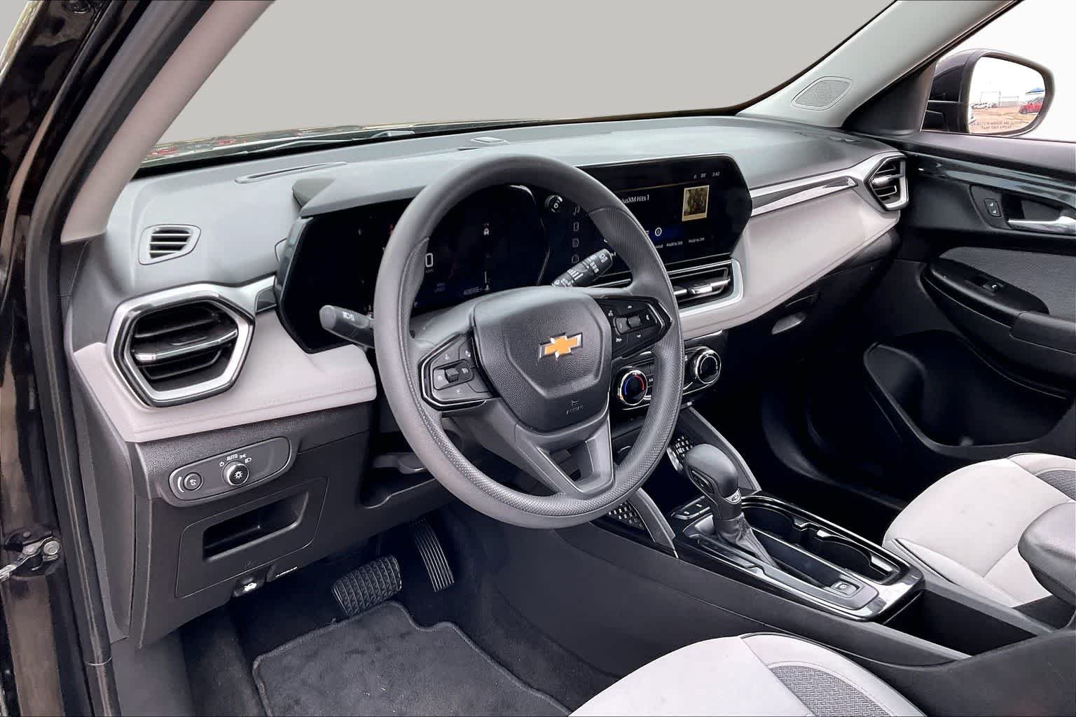 Used 2025 Mosaic Black Metallic Chevrolet LT image 17