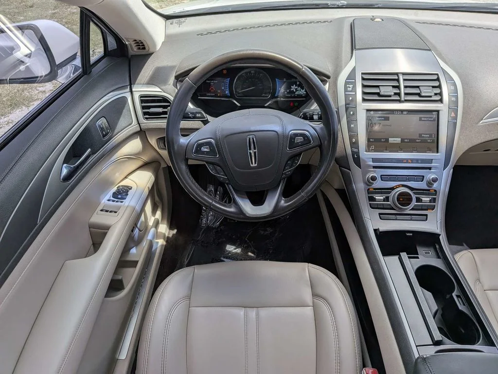 Used 2017 White Lincoln Premiere image 14