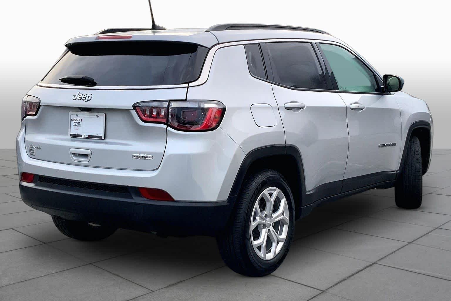 Used 2024 Silver Zynith Metallic Clearcoat Jeep Latitude image 13