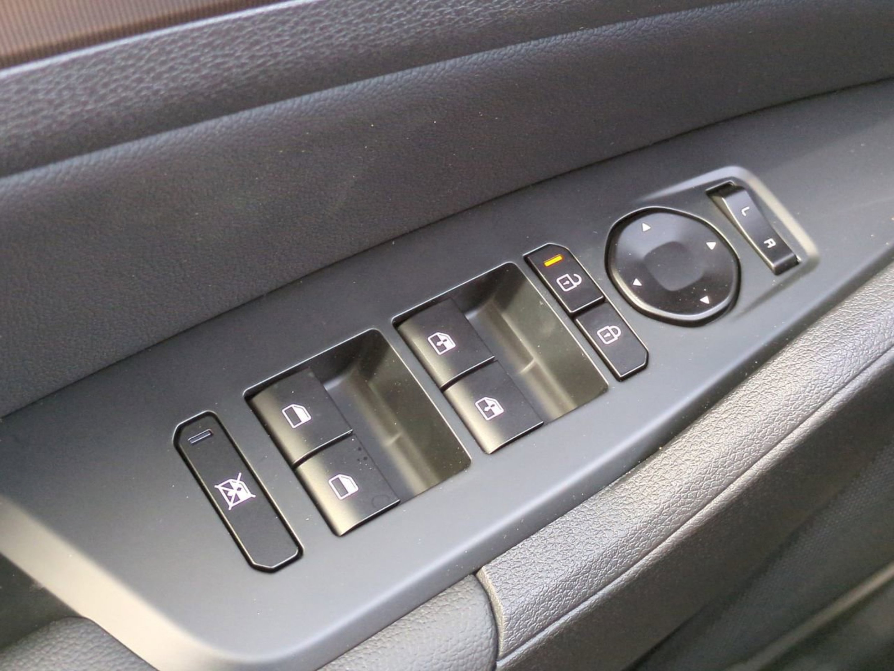 New 2026 Glacial White Pearl Kia EX image 23