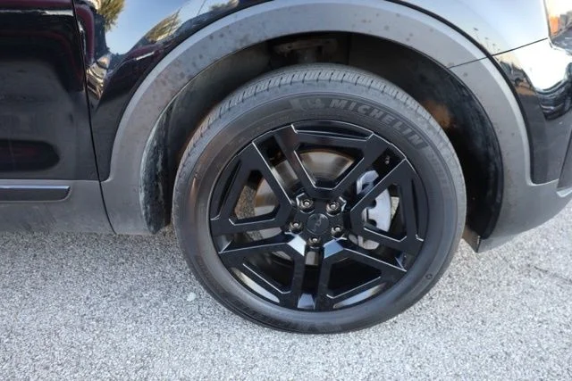 Used 2025 Black Kia EX X-Line image 18