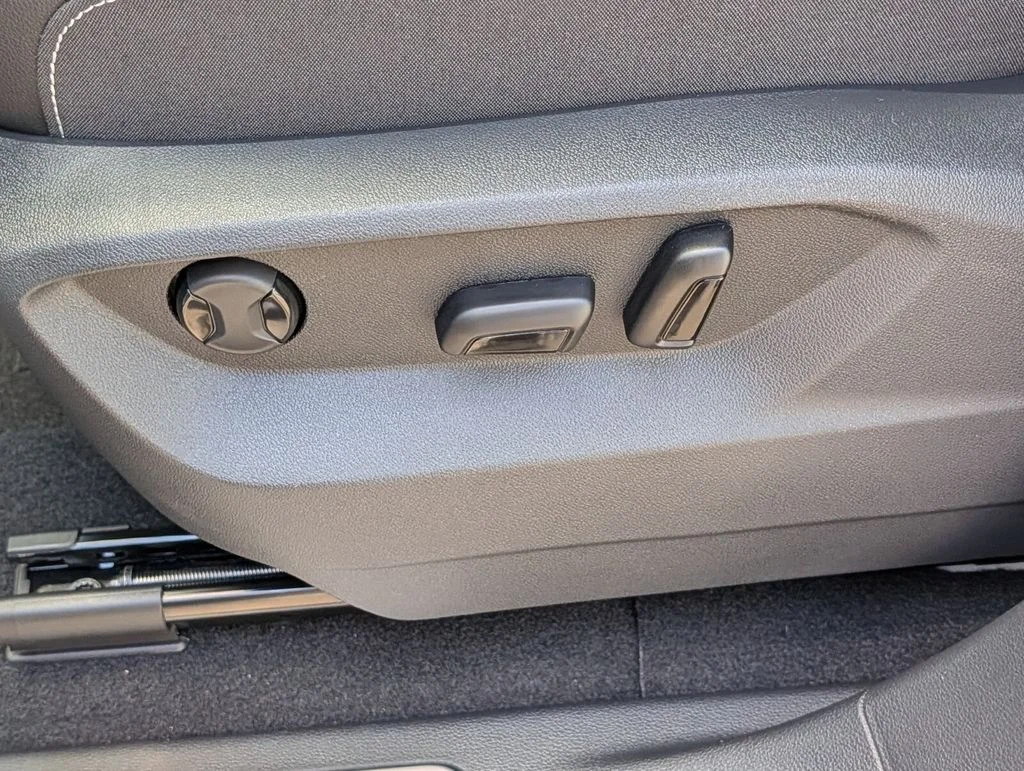New 2026 White Volkswagen 2.0T SE w/Technology image 11