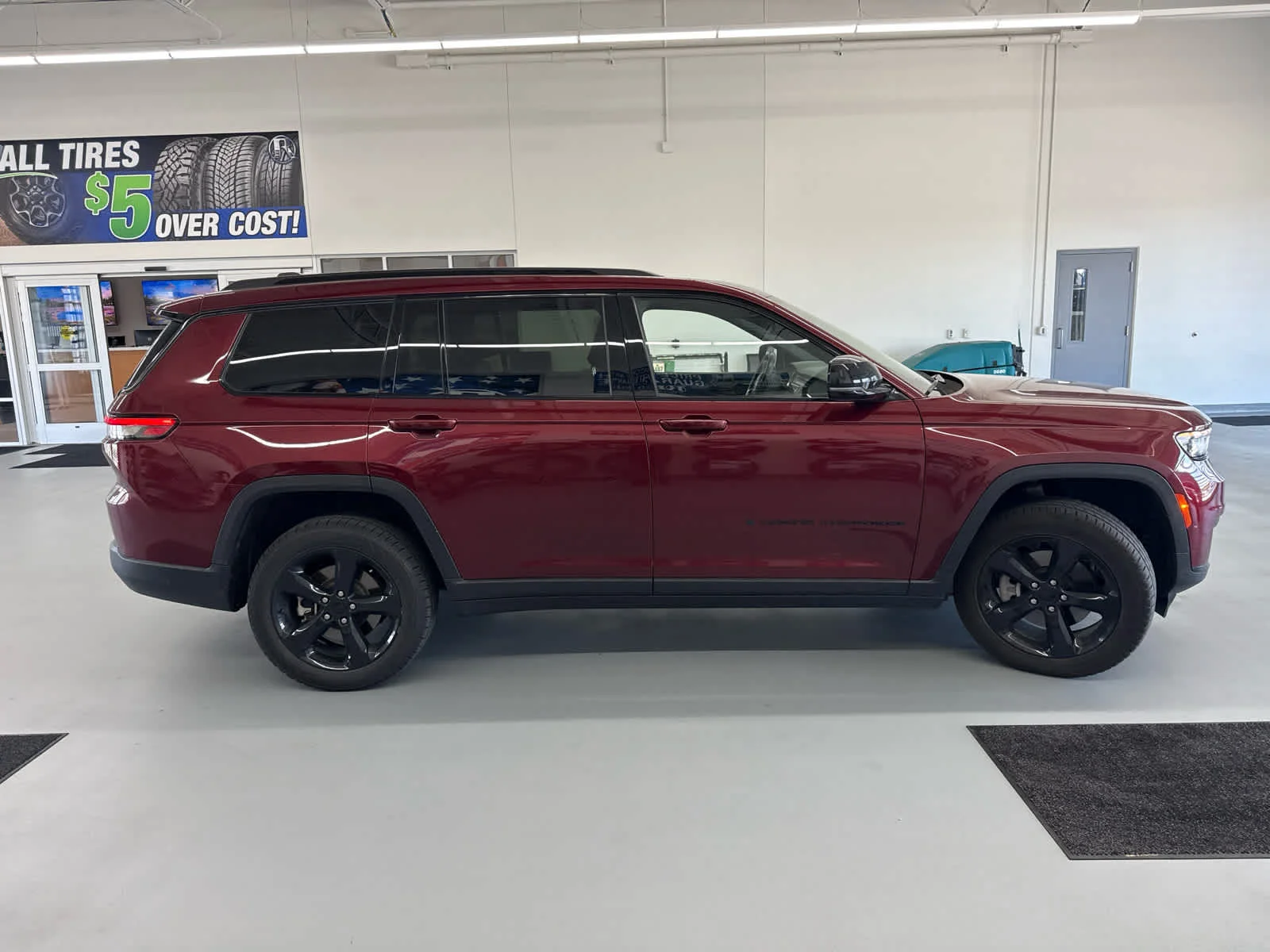 Used 2022 Velvet Red Pearlcoat Jeep Altitude image 4