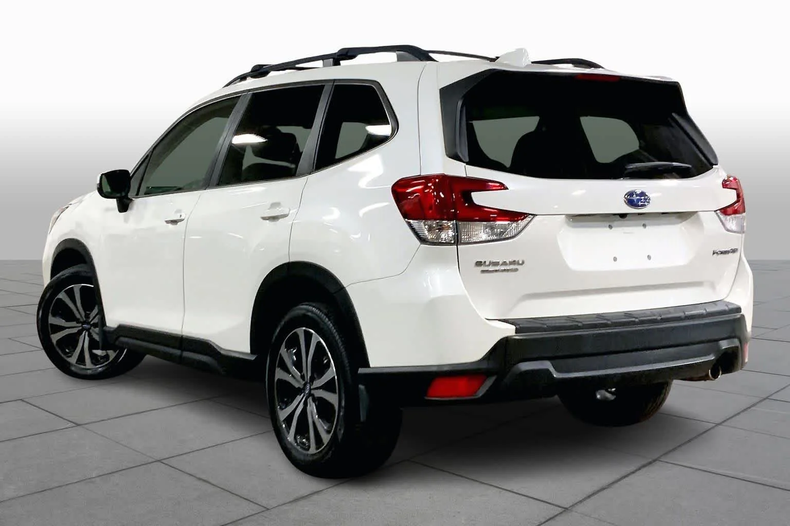 Used 2019 Crystal White Pearl Subaru Limited image 22