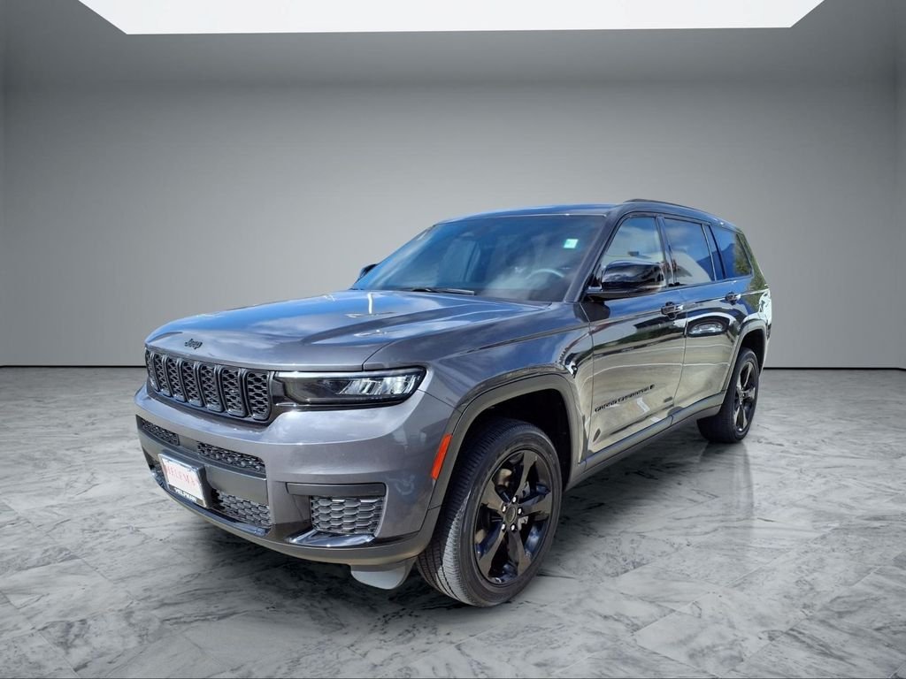 Used 2023 Gray Jeep Altitude image 3
