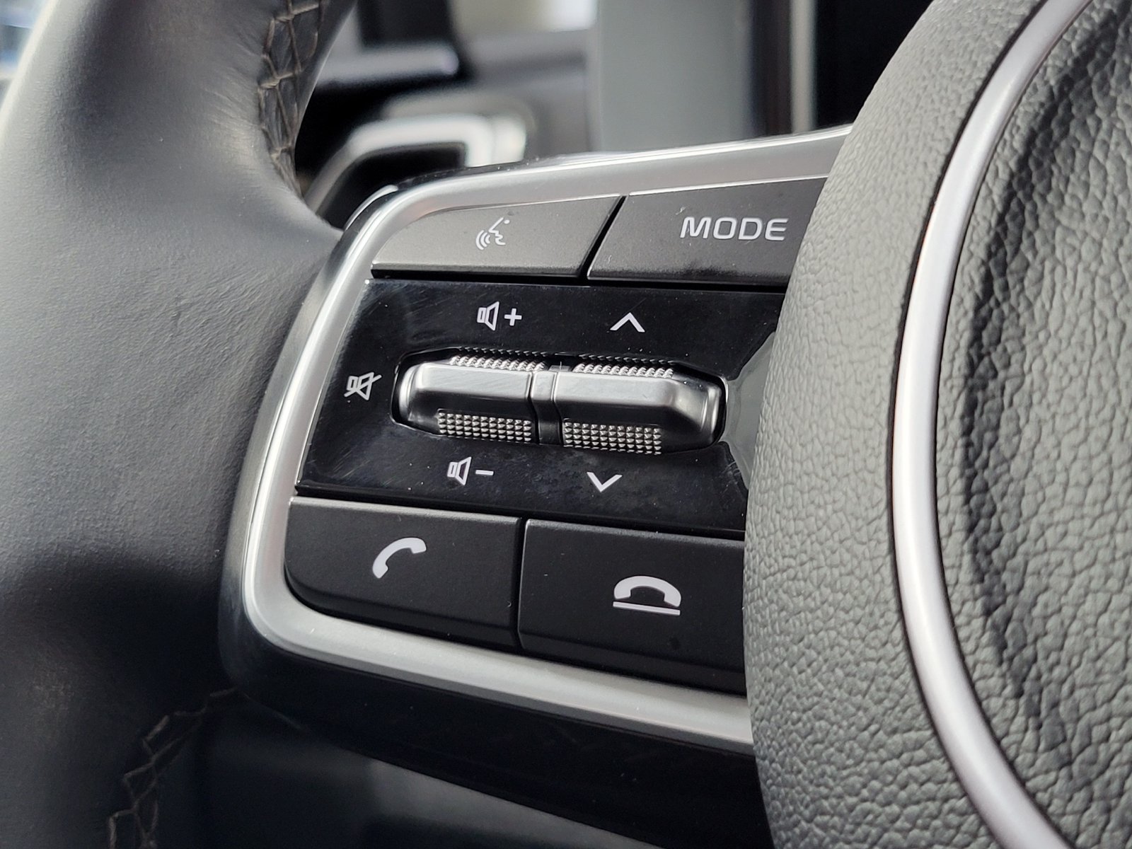 Used 2023 White Kia X-Line EX image 15