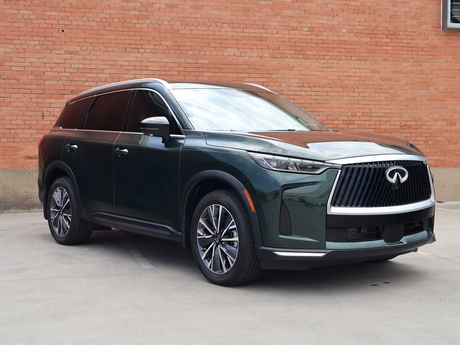Certified Used 2027 Deep Emerald INFINITI LUXE image 3