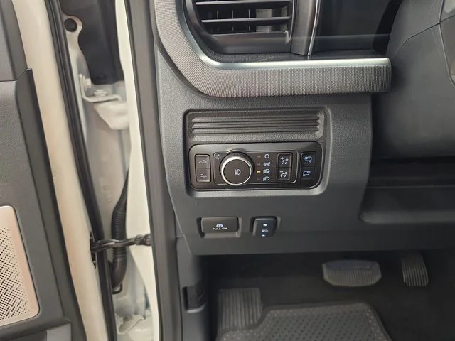 New 2026 Star White Metallic Tri-Coat Ford F-250® Platinum® image 45