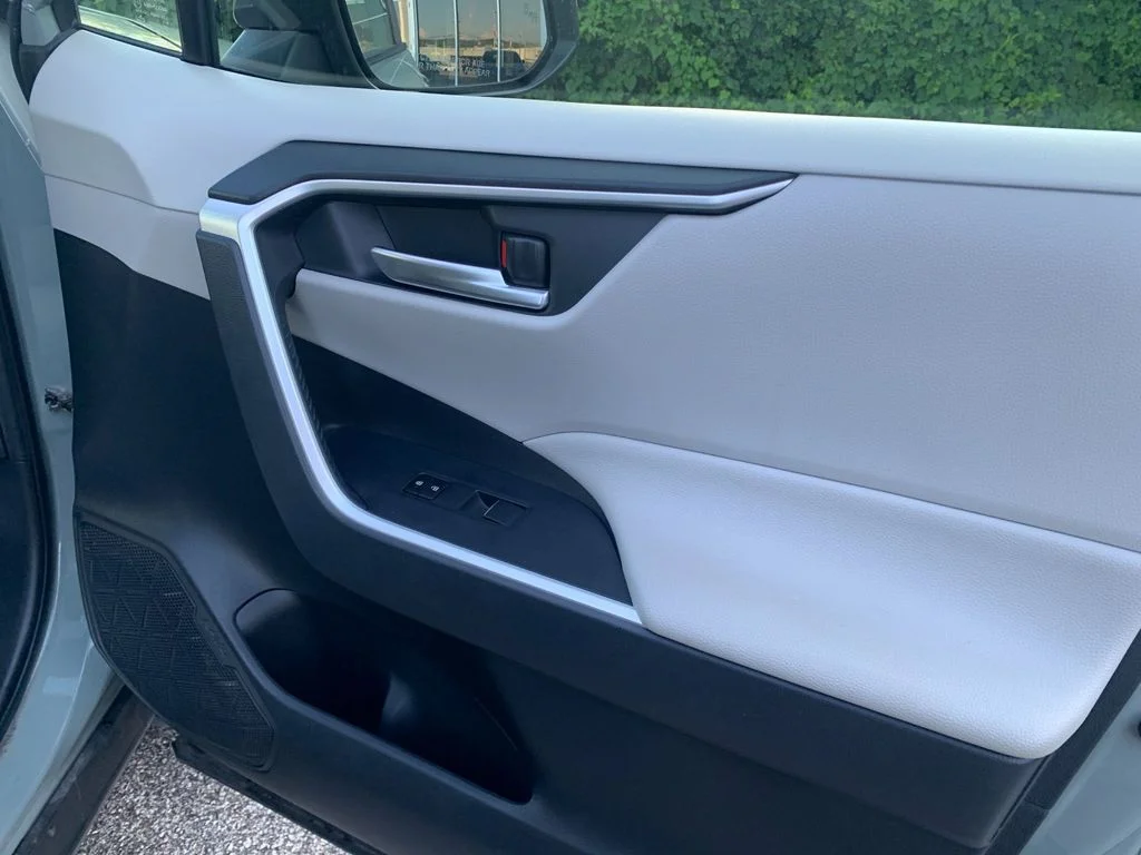 Used 2020  Toyota XLE Premium image 21