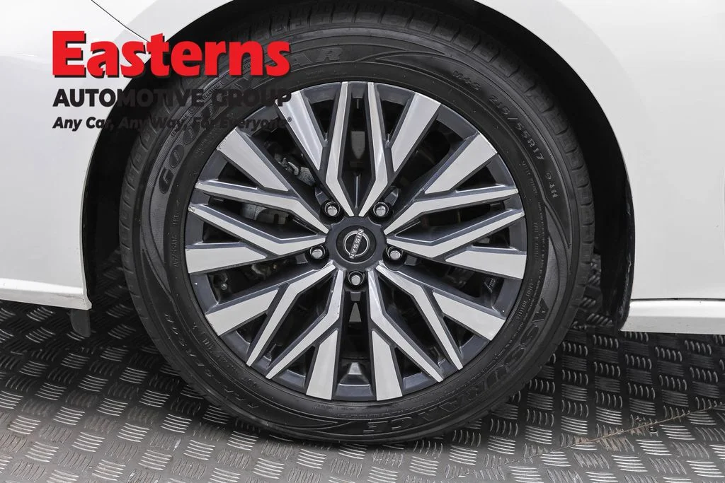 Used 2025 White Nissan 2.5 SV image 32
