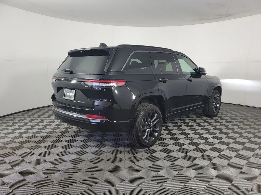 New 2026 Diamond Black Crystal Pearl-Coat Exterior Paint Jeep Limited Reserve image 4