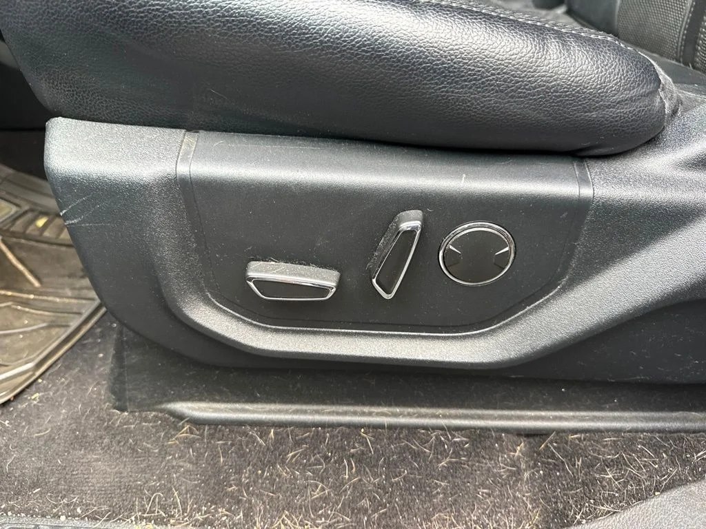 Used 2020  Ford Limited image 9