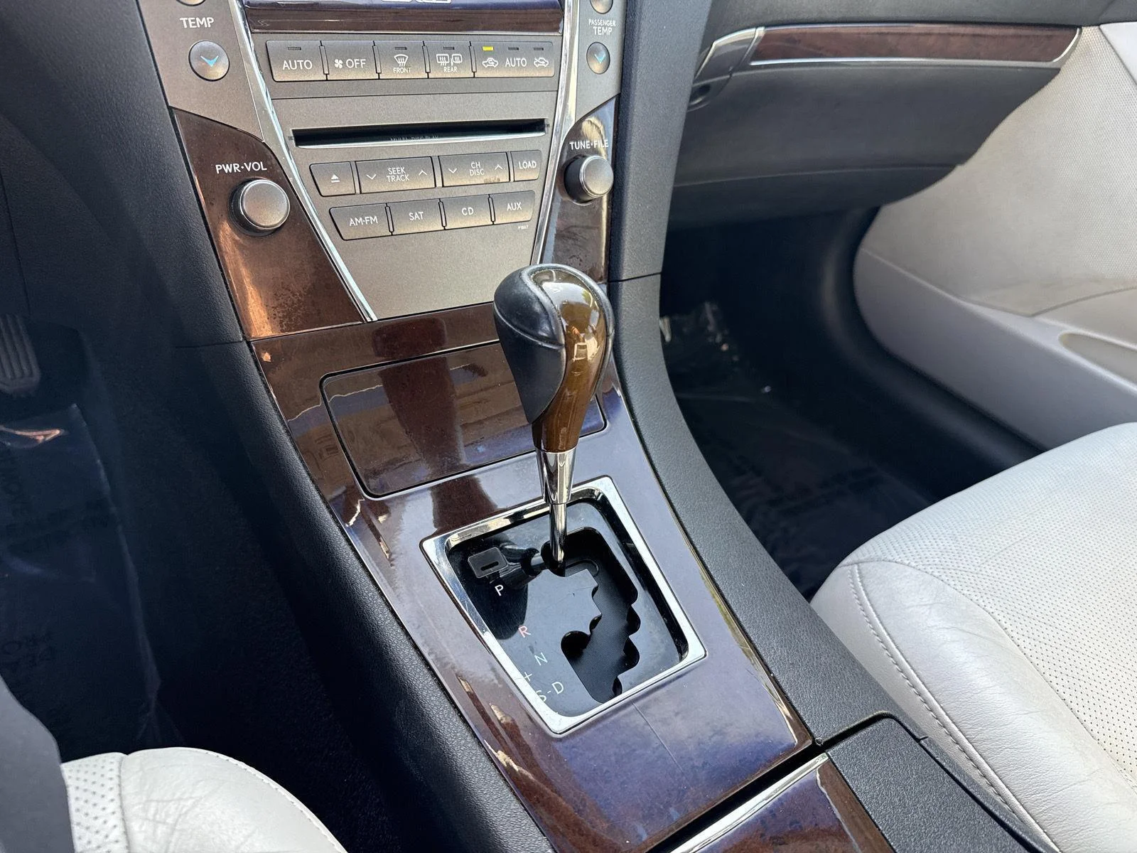 Used 2012 Starfire Pearl Lexus Base image 16