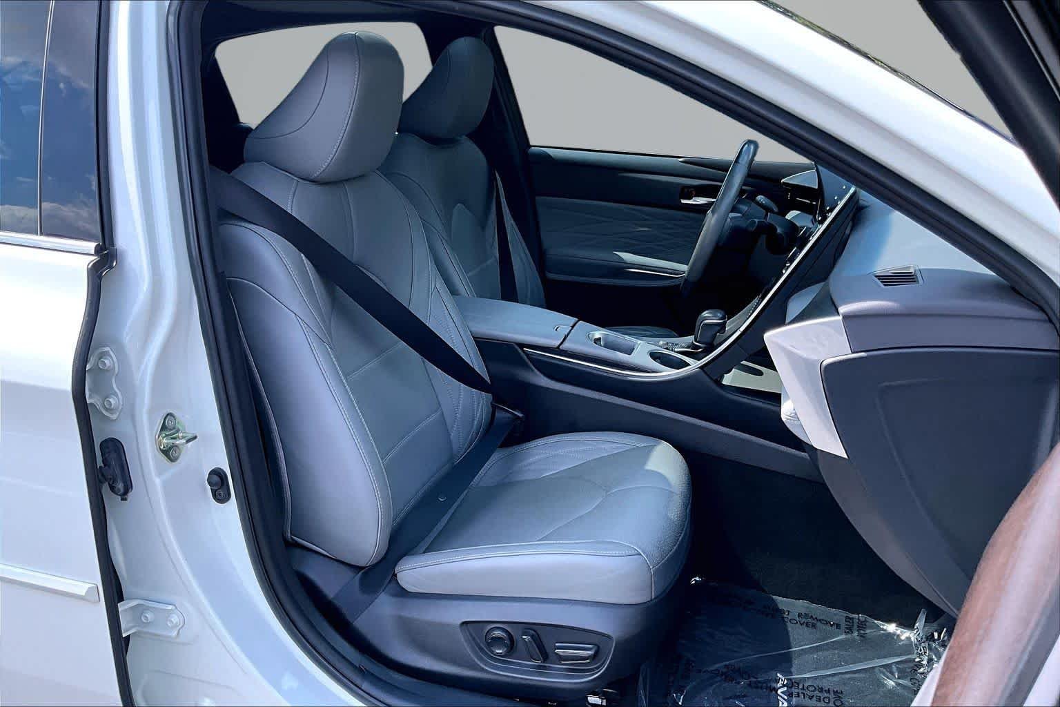 Used 2020 Wind Chill Pearl Toyota Hybrid Limited image 17