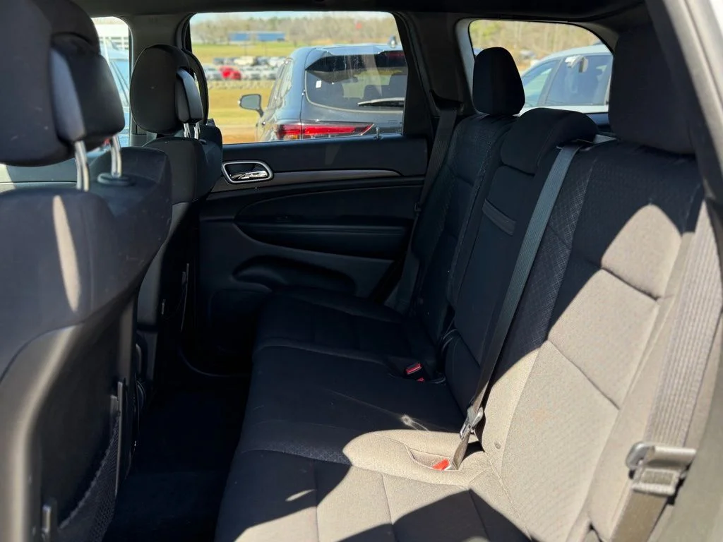 Used 2018 Silver Jeep Laredo E image 5