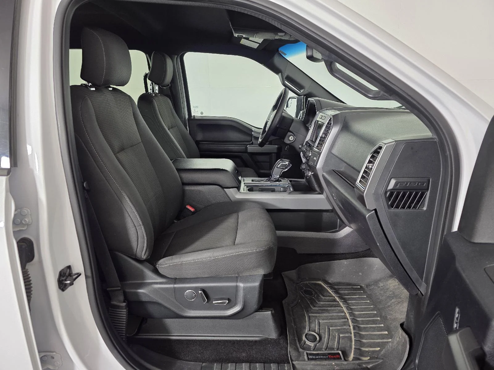 Used 2016 Oxford White Ford XLT image 23