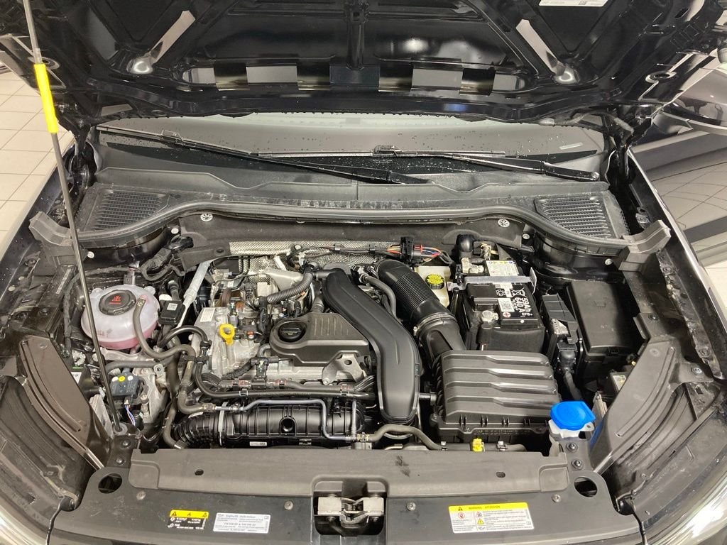 Used 2025  Volkswagen SE image 26