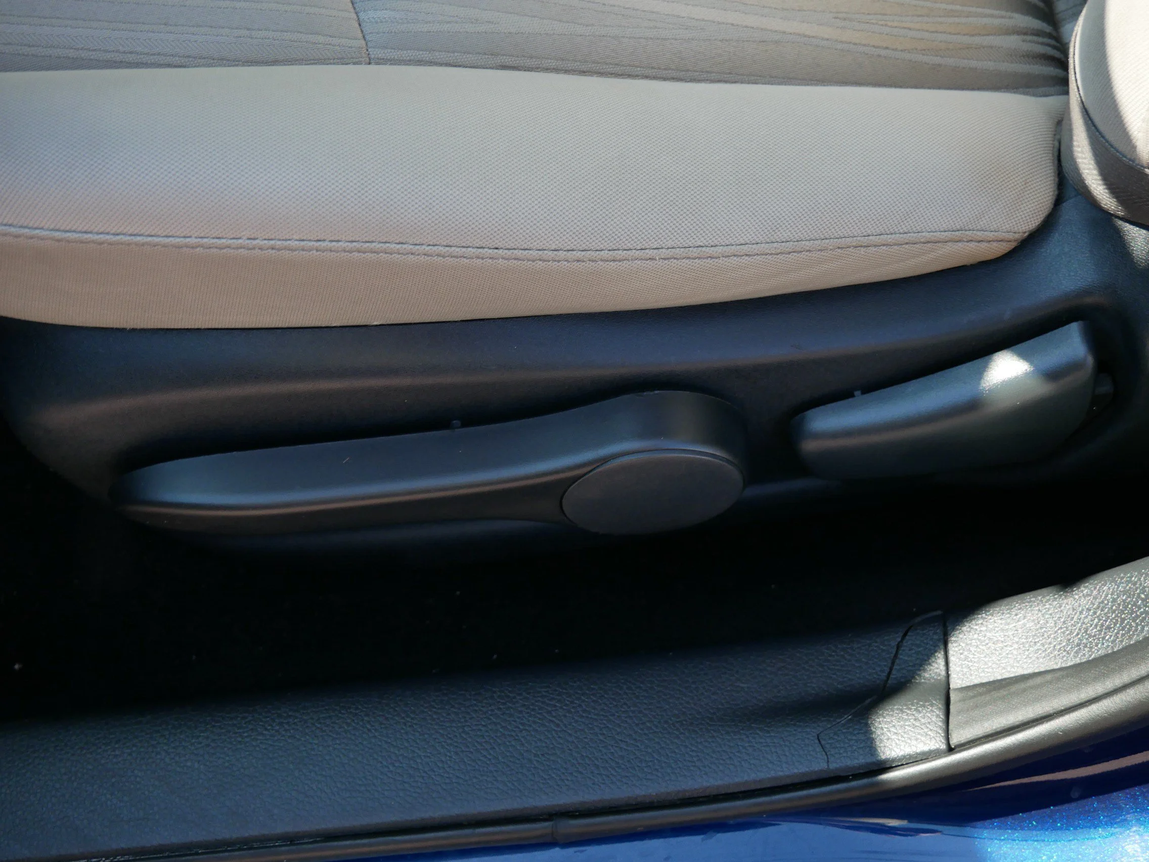 Used 2016 Deep Blue Pearl Nissan SV image 19