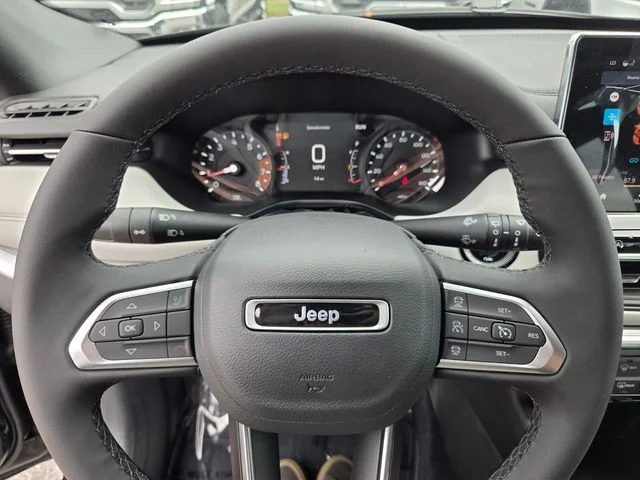 New 2026 Diamond Black Crystal Pearl-Coat Exterior Paint Jeep Limited image 29