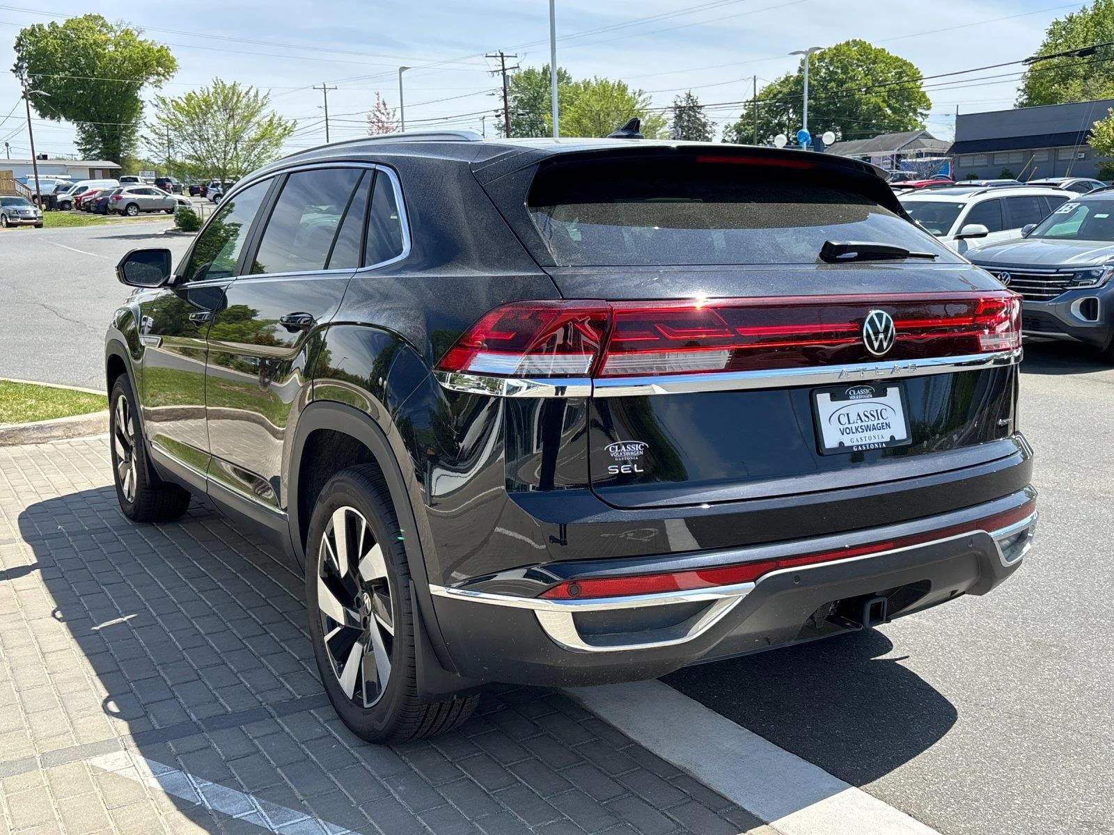 New 2025 Deep Black Pearl Volkswagen 2.0T SEL image 3