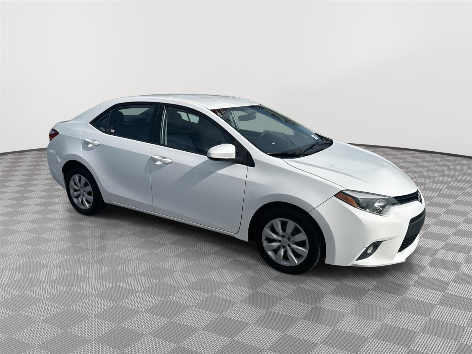 Used 2014 Super White Toyota LE image 3