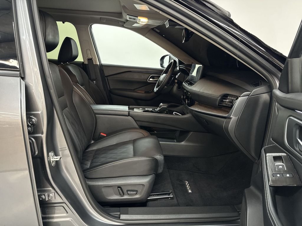Certified Used 2025 Gun Metallic Nissan Platinum image 18