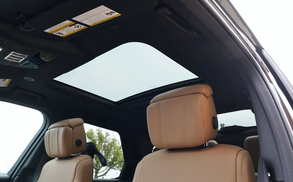 New 2026 Santorini Black Land Rover Dynamic SE image 13