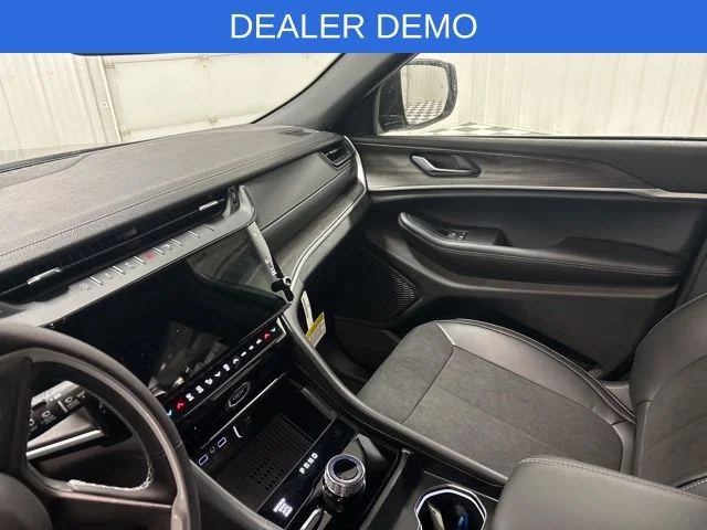 New 2026 Diamond Black Crystal Pearl-Coat Exterior Paint Jeep Altitude image 8