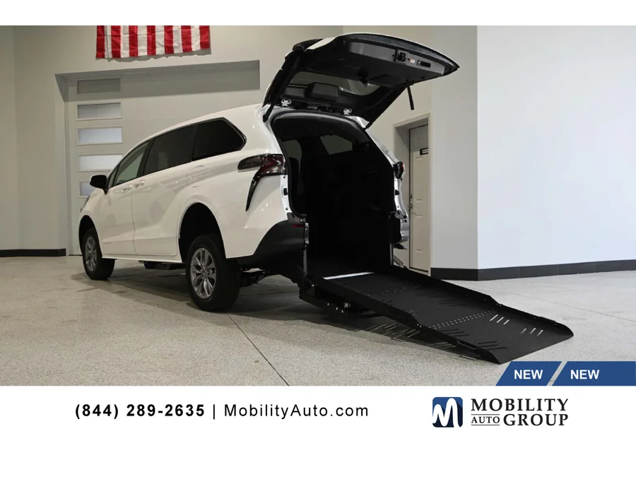 2026 Toyota Sienna LE 8-Passenger Hybrid FWD's photo