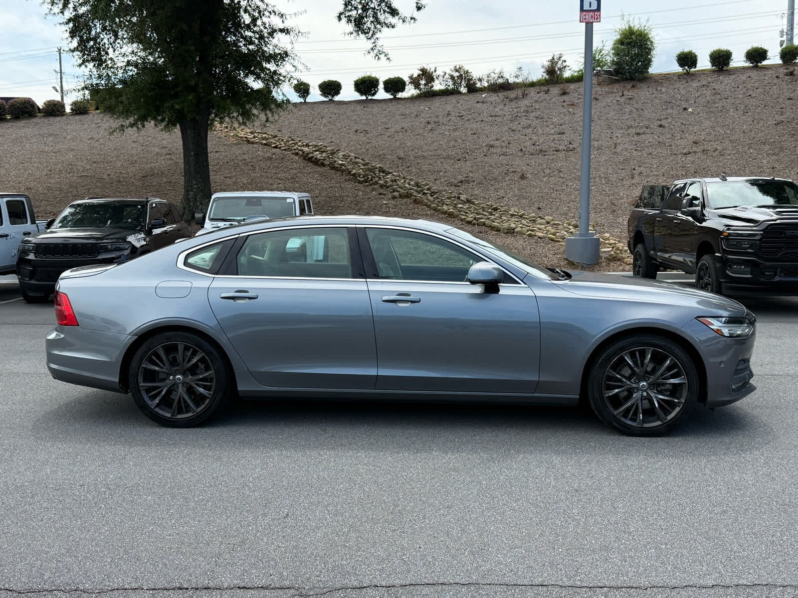 Used 2018 OSMIUM GRAY METALLIC Volvo Momentum image 6