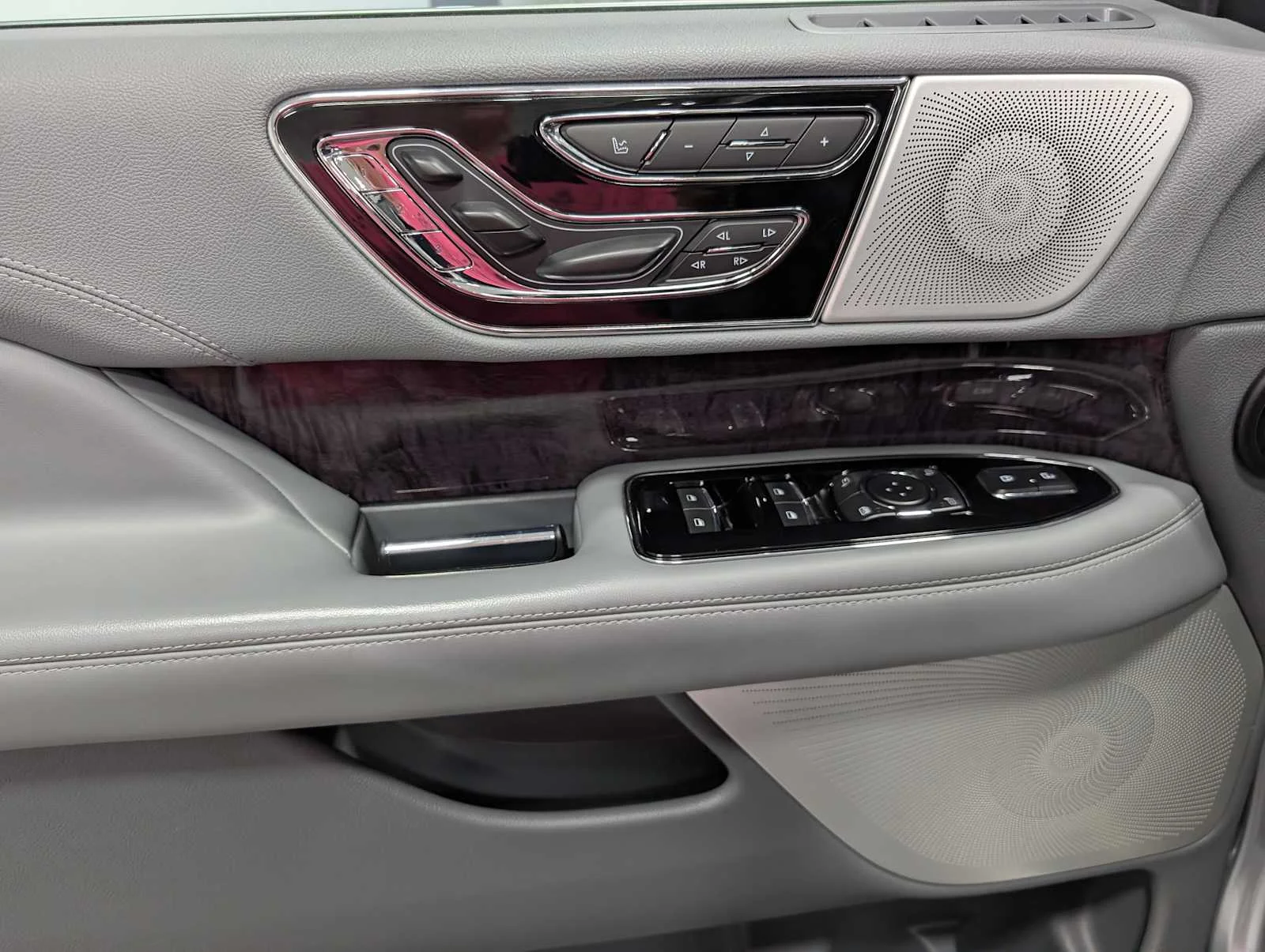 Used 2020 Silver Radiance Lincoln Reserve image 38