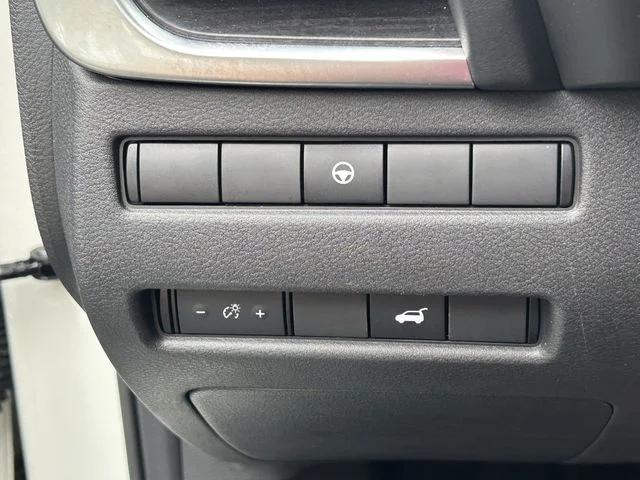 Used 2021 White Nissan SL image 31