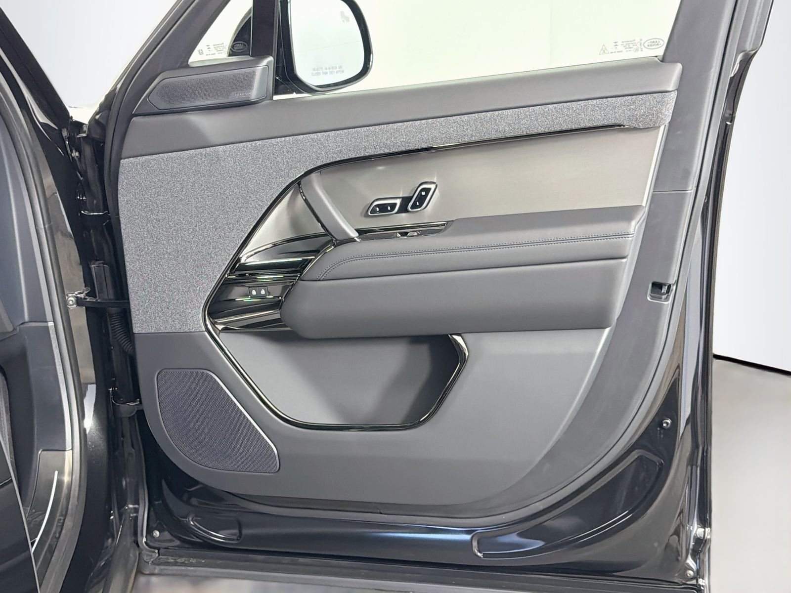 New 2026 Santorini Black LAND ROVER SE image 32