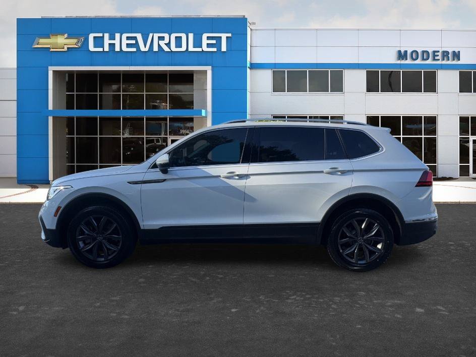Used 2022 White Volkswagen SE image 2