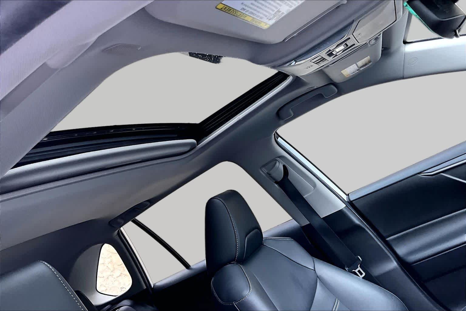 Used 2025 Wind Chill Pearl Toyota XLE Premium image 13