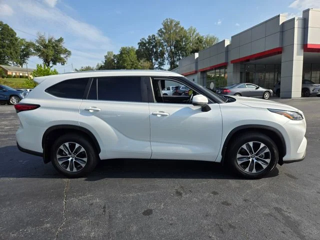 Used 2023 Beige Toyota XLE image 10