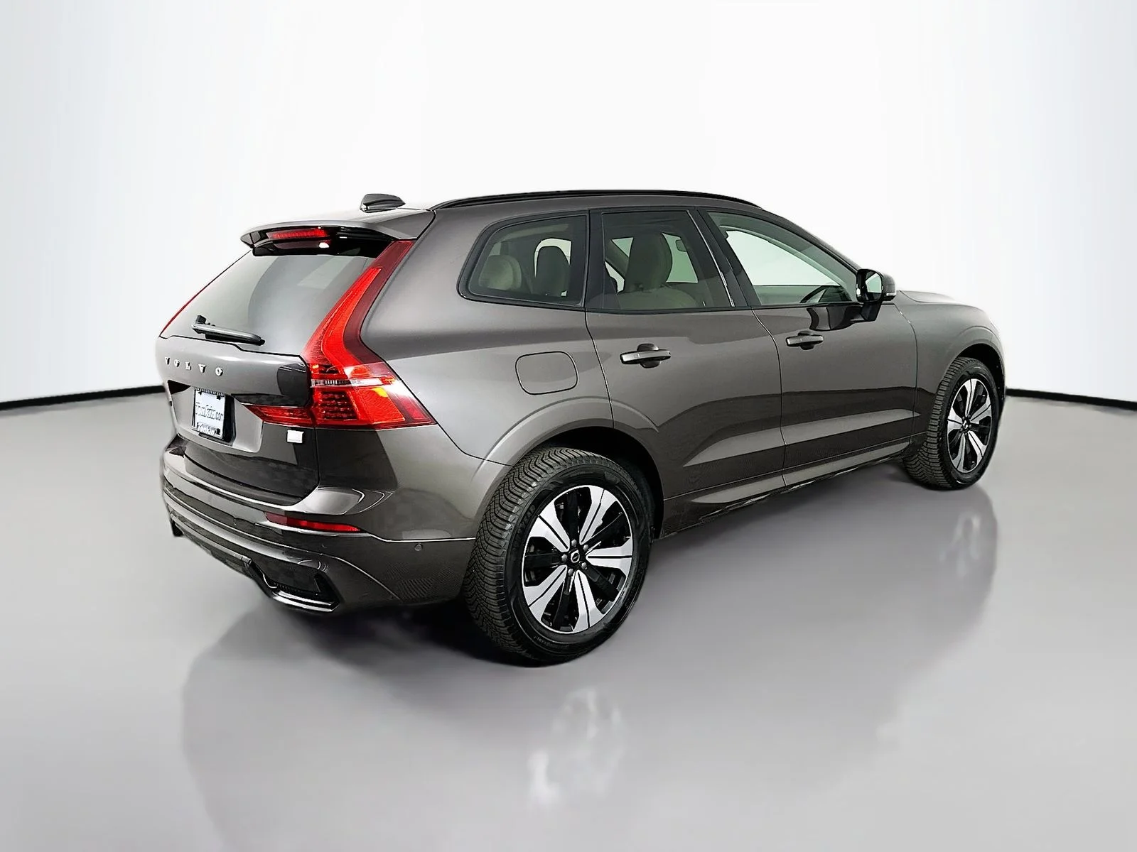 Used 2023 Gray Volvo T8 Plus Dark Theme image 7