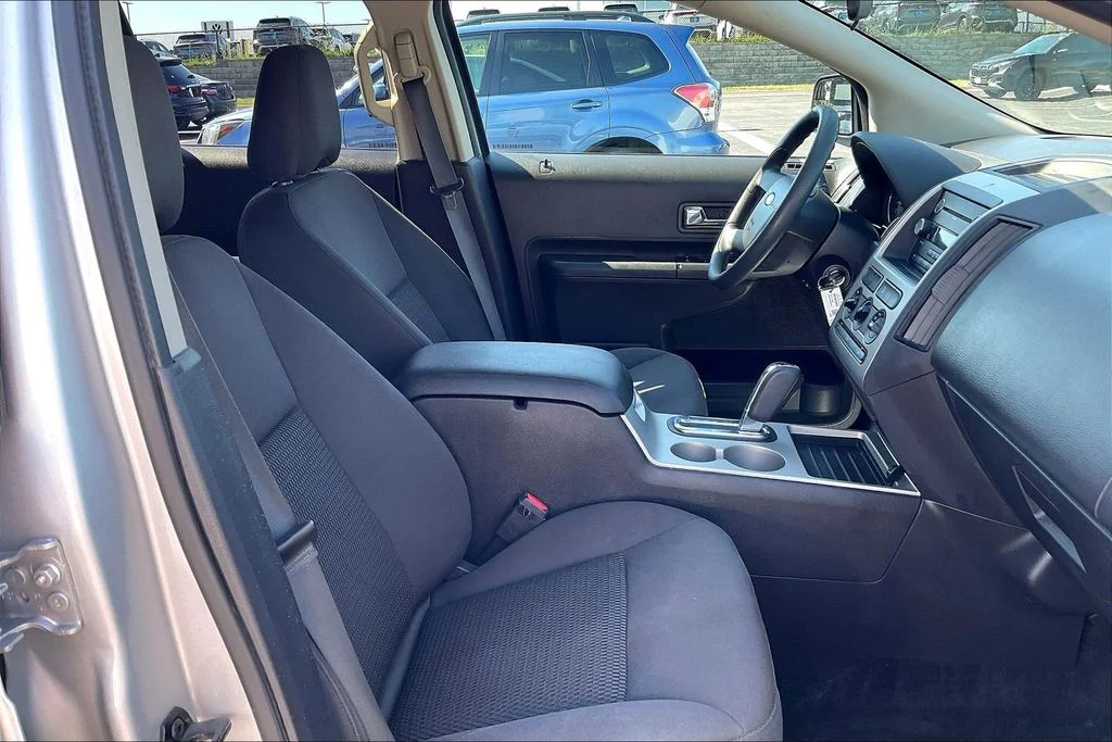 Used 2010  Ford SE image 6