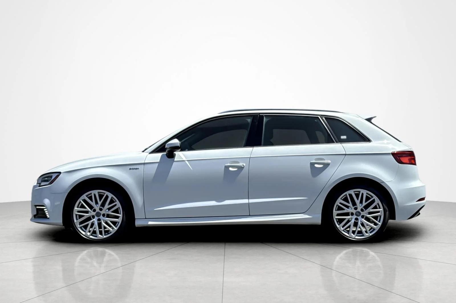 Used 2018 WHITE METALLIC Audi Premium image 2
